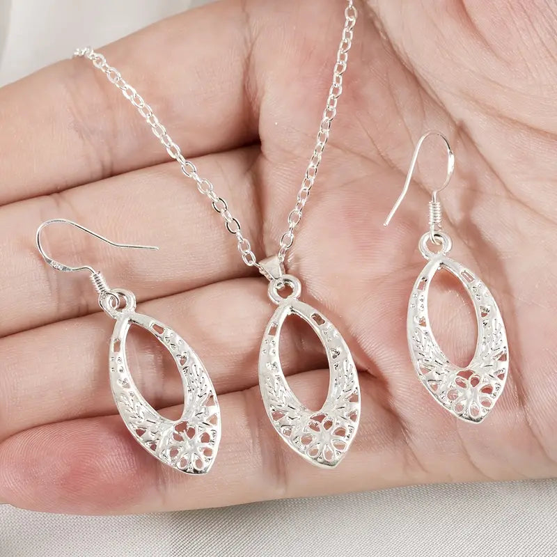 Cut Out Oval Necklace Set