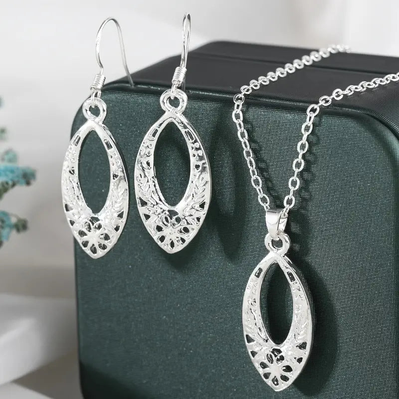 Cut Out Oval Necklace Set