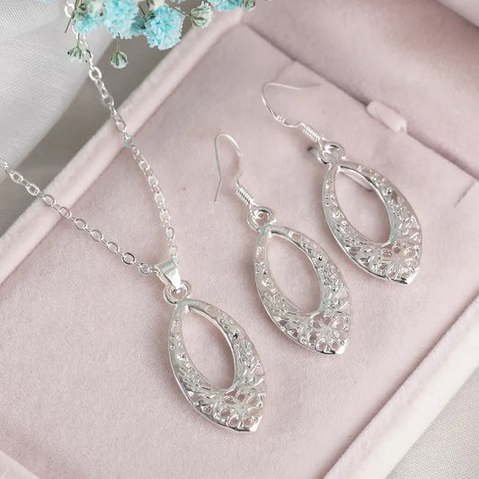 Cut Out Oval Necklace Set